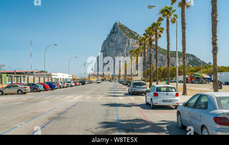 Le rocher de Gibraltar comme vu à partir de la linea de la Concepcion, en Espagne. Banque D'Images