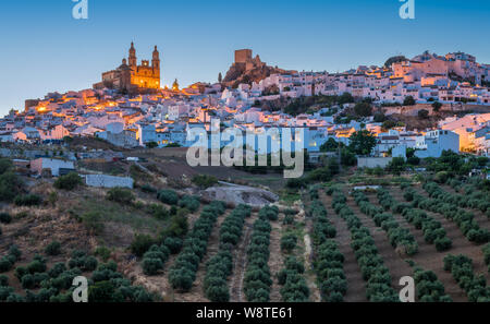 Vue panoramique au coucher du soleil dans la belle Olvera, province de Cadix, Andalousie, espagne. Banque D'Images