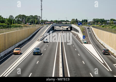 Harlingen, Pays-Bas, le 26 juillet 2019 : sur la N31 et la sortie menant vers le centre-ville sur une journée ensoleillée en été Banque D'Images