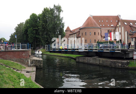 Gizycko, Polen. 16 juillet, 2019. Le Drehbruecke (19ème siècle) au cours de l'Loetzener canal dans la ville de Gizycko (Loetzen) est actionné à la main et est un monument technique - dans l'arrière-plan le converti en un hôtel Ordensburg, ajoutée le 16.07.2019 | Conditions de crédit dans le monde entier : dpa/Alamy Live News Banque D'Images