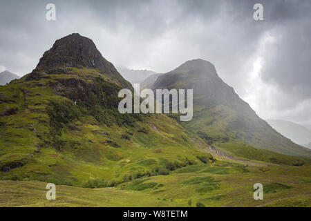 La pluie approché les montagnes de Glencoe dans les Highlands écossais. (Deux des trois soeurs) Banque D'Images