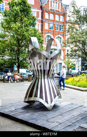 Corset géant sculpture de Kalliopi Lemos dans Golden Square, Soho, London, UK Banque D'Images