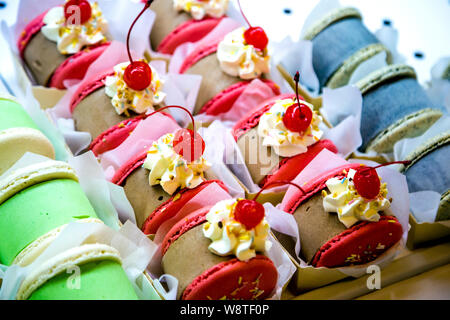 Macaron sandwiches à la crème glacée à Yolkin, Soho, London, UK Banque D'Images