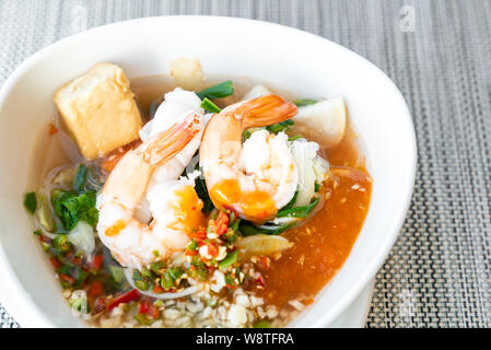 Seafood Thai suki - Sukiyaki remué en vermicelles de pâte de soja épicé avec des poissons et crevettes Banque D'Images