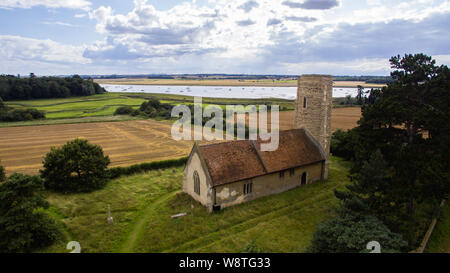 Une photo aérienne de Waldringfield église. Une belle église avec une tour ronde situé dans la belle campagne du Suffolk Près de la rivière Banque D'Images