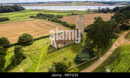 Une photo aérienne de Waldringfield église. Une belle église avec une tour ronde situé dans la belle campagne du Suffolk Près de la rivière Banque D'Images