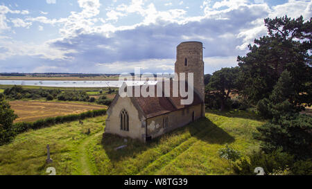 Une photo aérienne de Waldringfield église. Une belle église avec une tour ronde situé dans la belle campagne du Suffolk Près de la rivière Banque D'Images