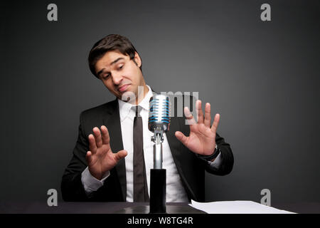 Chaîne de télévision affichant STOP Gesture Banque D'Images