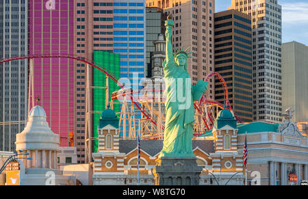 LAS VEGAS, NV/USA - 12 février 2016 : Statue de la Liberté au crépuscule au New York-New York Hotel & Casino. New York-New York Hotel & Casino est un hôtel un Banque D'Images