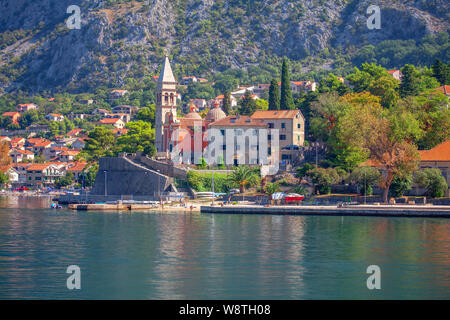 La ville de Perast et plage dans la baie de Kotor Banque D'Images