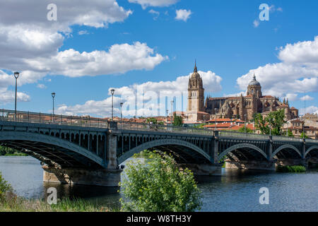 Belle vue panoramique sur la ville historique de Salamanque avec Rio Tormes et nouvelle cathédrale de Enrique Esteban bridge en automne, Castilla y Leon re Banque D'Images