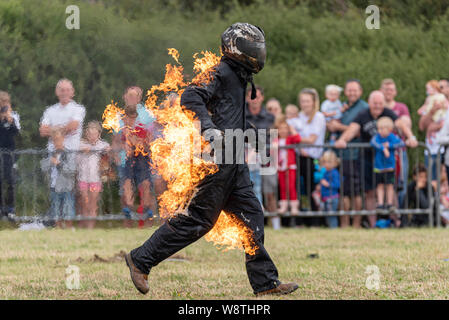 Scott May’s Daredevil Stunt Show à Rayleigh, Essex, Royaume-Uni. Homme sur coup de feu. Cascadeur en feu Banque D'Images