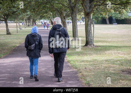 Un couple d'âge moyen en se promenant dans un parc Banque D'Images