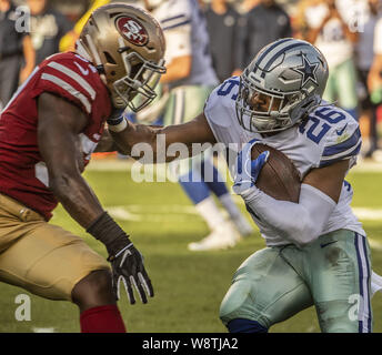 10 août 2019, Santa Clara, Californie, États-Unis : San Francisco 49ers de secondeur Dre Greenlaw (57) s'attaque aux Cowboys de Dallas d'utiliser de nouveau Darius Jackson (26) le Samedi, Août 10, 2019, au stade de Lévis à Santa Clara, en Californie. Les 49ers défait les cowboys 17-9 dans un match pré-saison. (Crédit Image : © Al Golub/Zuma sur le fil) Banque D'Images