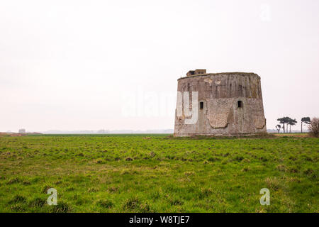 Une vieille tour martello qui a agi comme un fort de défense contre la mer. Il a été usé par temps et elle a un visage souriant. Trouvé dans la rue du bardeau, Suffo Banque D'Images