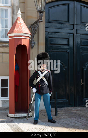 Le Palais d'Amalienborg, Copenhague, Danemark - un garde en service à la résidence royale de la reine du Danemark, copenhague, Danemark, Europe Banque D'Images