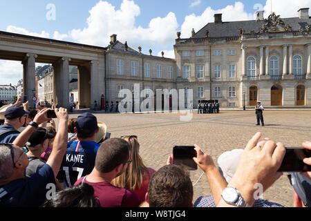 Le Palais d'Amalienborg Copenhagen ; touristes regardant la relève de la garde à midi, Scandinavie Danemark Copenhague, d'Amalienborg Banque D'Images