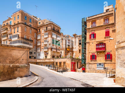 Centre historique de la Valette, Malte. Belle architecture avec balcons traditionnels. Banque D'Images