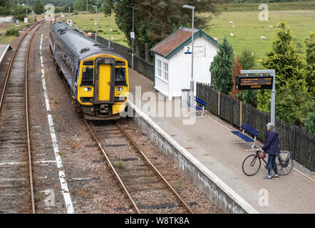 Passager à bicyclette pour ScotRail train à Strathcarron, Wester Ross, NW des Highlands d'Écosse. Banque D'Images