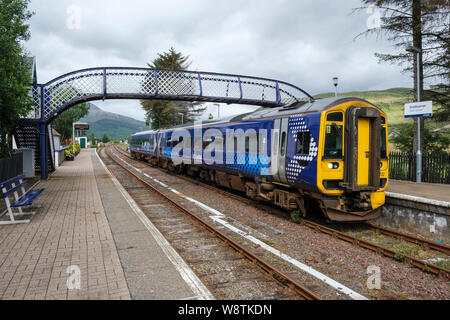 Train pour Kyle of Lochalsh à Strathcarron, Wester Ross, NW Highlands d'Ecosse Banque D'Images
