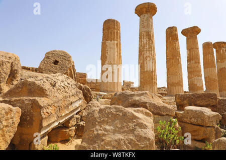 Temple en ruines d'Héraclès colonnes de célèbre ancienne vallée des Temples d'Agrigente, Sicile, Italie. UNESCO World Heritage Site. Banque D'Images