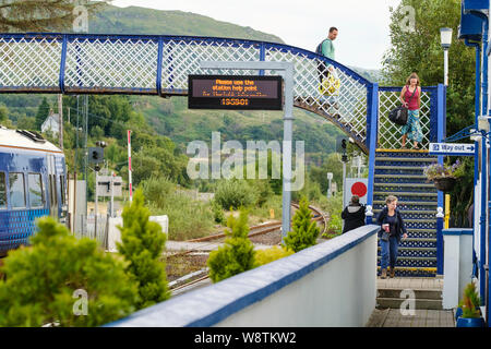 Train pour Kyle of Lochalsh laissant Strathcarron, Wester Ross, NW Highlands d'Ecosse Banque D'Images