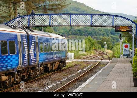 Train pour Kyle of Lochalsh laissant Strathcarron, Wester Ross, NW Highlands d'Ecosse Banque D'Images