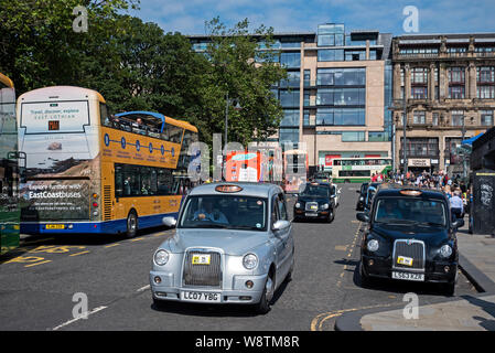 Des taxis et des autocars sur un pont Waverley congestionnées qui conduit jusqu'à Princes Street, Édimbourg, Écosse, Royaume-Uni. Banque D'Images