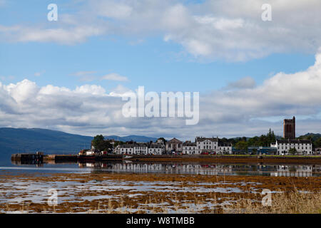 Inveraray se reflétant dans les eaux du Loch Fyne, Argyll and Bute, Ecosse Banque D'Images