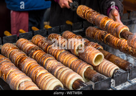 Petite douceur trdelnik, traditionnel tchèque dessert Banque D'Images