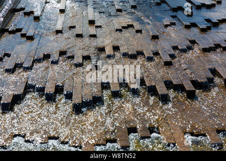 Dalles de Pierre Fontaine en gros plan, vieille ville européenne Banque D'Images