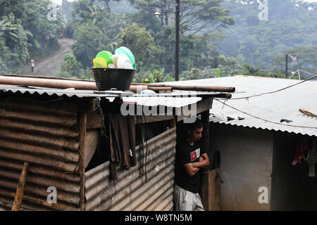 8 août 2019, La Reforma, San Marcos, Guatemala : Depuis qu'il a été expulsé des États-Unis il y a huit jours, Lisardo Perez, 19 ans, passe ses journées à regarder le plancher de sa famille est l'une pièces dans la ville de La Reforma, le Guatemala. Lisardo a dit qu'il n'a même pas envie d'aller à l'extérieur. La famille a effectué le tombé sur tous leurs espoirs sur lui rendant aux États-Unis, et maintenant face à perdre leur maison en raison d'un prêt à payer 8000 $ d'Lizardoâ contrebandier, ainsi que la dette médicale en raison d'un frère malade, et la perspective de la vie dans l'une des plus pauvres régions du continent. (Crédit Image : © Miguel Juarez Lugo/Zuma sur le fil) Banque D'Images