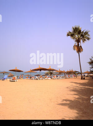 Vue sur la plage, plage de Serrekunda (Senegambia Beach Hotel), Serrekunda, République de Gambie Banque D'Images