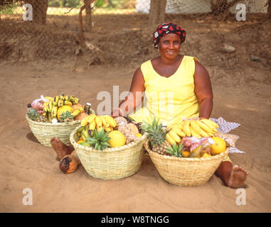 Femme vendant des fruits sur plage, à Kanifing, Serrekunda, République de Gambie Banque D'Images