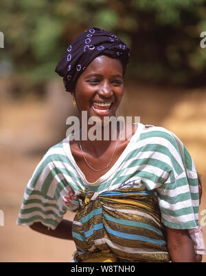 La mère et l'enfant du village local, Juffure, Rive Nord, République de Gambie Banque D'Images