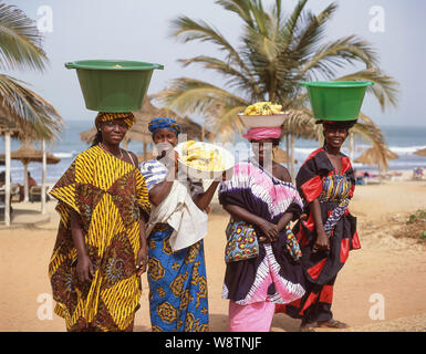 Les femmes vendant des fruits sur la plage, de Kanifing, Serrekunda, République de Gambie Banque D'Images