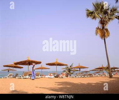 Vue sur la plage, plage de Serrekunda (Senegambia Beach Hotel), Serrekunda, République de Gambie Banque D'Images