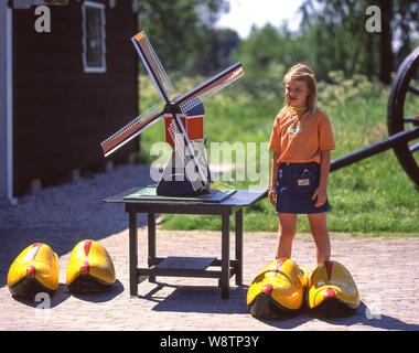 Jeune fille avec des sabots et le modèle géant, moulin Zaanse Schans, Zaandam, Noord-Holland, Royaume des Pays-Bas Banque D'Images