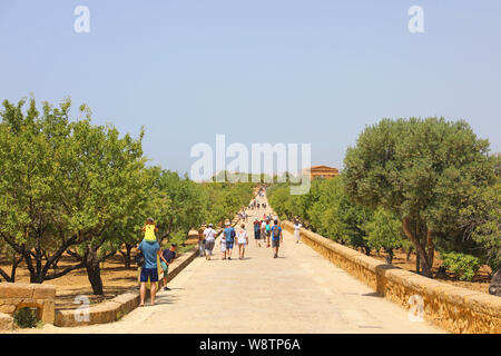 AGRIGENTO, ITALIE - 21 juin 2019 : long street entre les temples dans la Vallée des Temples à Agrigente, Italie Banque D'Images