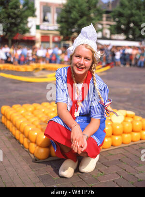 Jeune femme en costume traditionnel Marché aux fromages à Alkmaar, Alkmaar, Noord-Holland, Royaume des Pays-Bas Banque D'Images