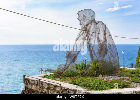 Pizzo, Italie - 10 septembre 2016 : net fer statue par Eduardo Tresoldi appelé le vieil homme et la mer situé à Pizzo, au sud de l'Italie Banque D'Images