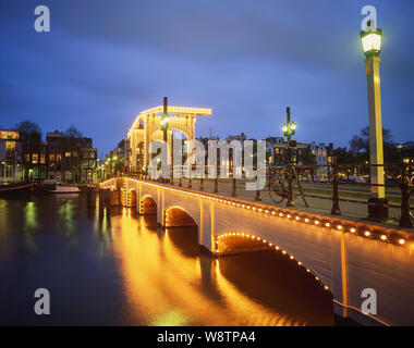 Le Magere Brug (pont maigre) au crépuscule et à l'Amstel, Amsterdam, Noord-Holland, Royaume des Pays-Bas Banque D'Images