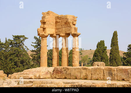 Temple des Dioscures (Castor et Pollux). Célèbre ruines anciennes en Vallée des Temples, Agrigente, Sicile, Italie. UNESCO World Heritage Site. Banque D'Images