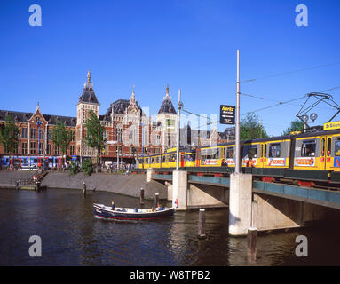 La gare centrale d'Amsterdam, Stationsplein, Amsterdam, Noord-Holland, Royaume des Pays-Bas Banque D'Images