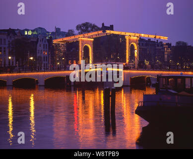 Le Magere Brug (pont maigre) au crépuscule et à l'Amstel, Amsterdam, Noord-Holland, Royaume des Pays-Bas Banque D'Images