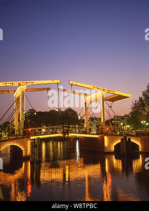 Le Magere Brug (pont maigre) au crépuscule et à l'Amstel, Amsterdam, Noord-Holland, Royaume des Pays-Bas Banque D'Images