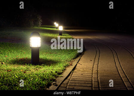 Alley illuminé par les lampes de jardin dans la nuit Banque D'Images