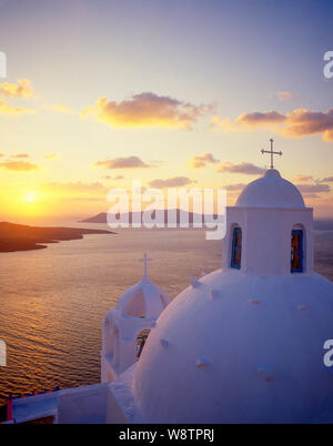 Dôme de l'église au coucher du soleil, Fira, Santorini, Cyclades, Mer Égée, Grèce Région Sud Banque D'Images