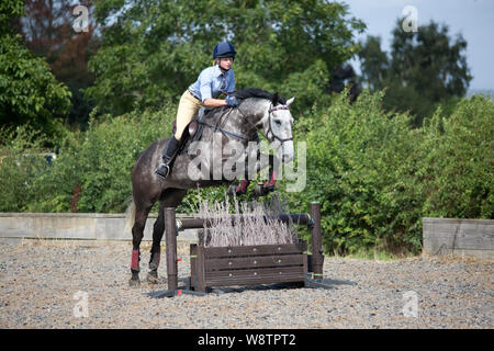 Holly sautant sur Luna au Poney Club Camp, 2019 Broadway, UK Banque D'Images