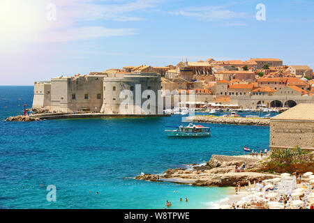 La vieille ville de Dubrovnik et de la plage de Banje, la mer Adriatique, la Croatie Banque D'Images